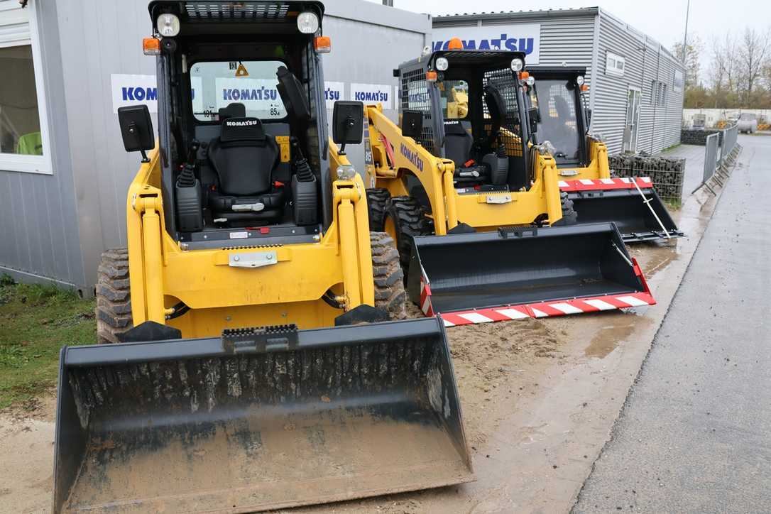 Reportage: Komatsu-Kompaktlader für Garten- und Landschaftsbau im Einsatz Reportage: Komatsu-Kompaktlader für Garten- und Landschaftsbau im Einsatz