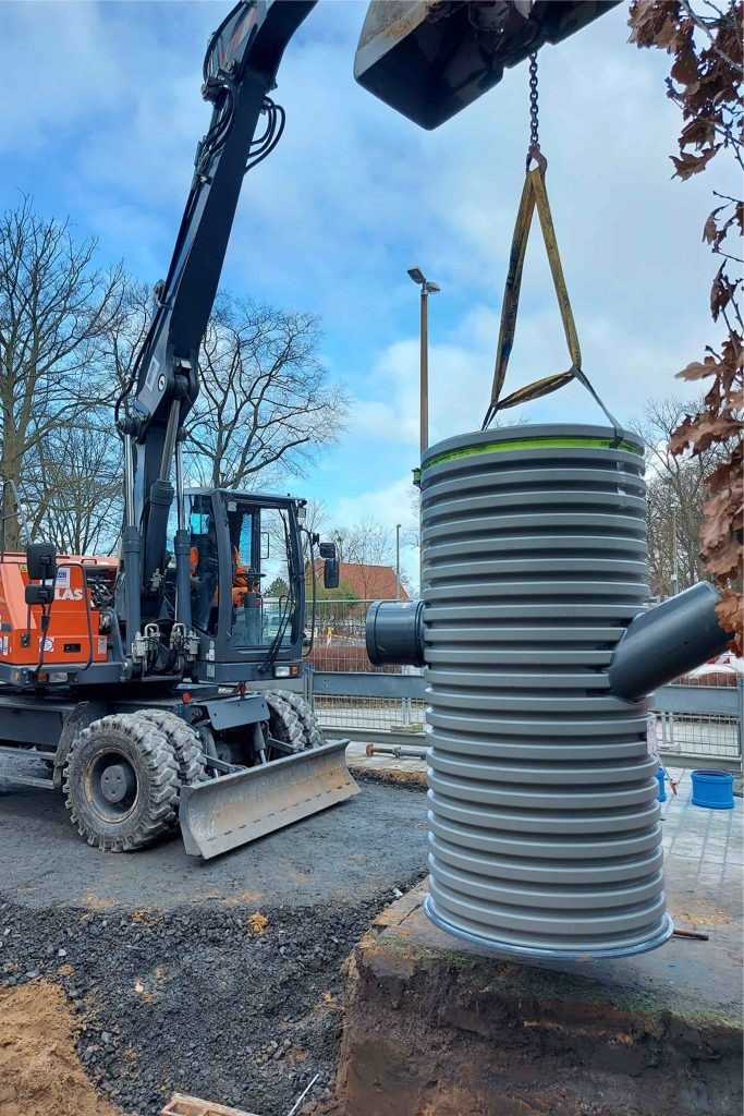 Reinigungsschächte DN 1000 von Funke sind den Rigolen vorgeschaltet. Sie halten einen Großteil der sogenannten Feststoffe in Niederschlagswasserabflüssen von Dachflächen und befestigten Flächen zurück. | Foto: Funke Kunststoffe GmbH Reinigungsschächte DN 1000 von Funke sind den Rigolen vorgeschaltet. Sie halten einen Großteil der sogenannten Feststoffe in Niederschlagswasserabflüssen von Dachflächen und befestigten Flächen zurück. | Foto: Funke Kunststoffe GmbH