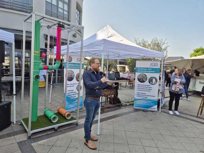 Bei IQS Engineering gab es Informationen zur Prozessoptimierung und zur hinterwanderungsfreien Anbindung von Anschlusslinern. | Foto: A. zu Eulenburg Bei IQS Engineering gab es Informationen zur Prozessoptimierung und zur hinterwanderungsfreien Anbindung von Anschlusslinern. | Foto: A. zu Eulenburg
