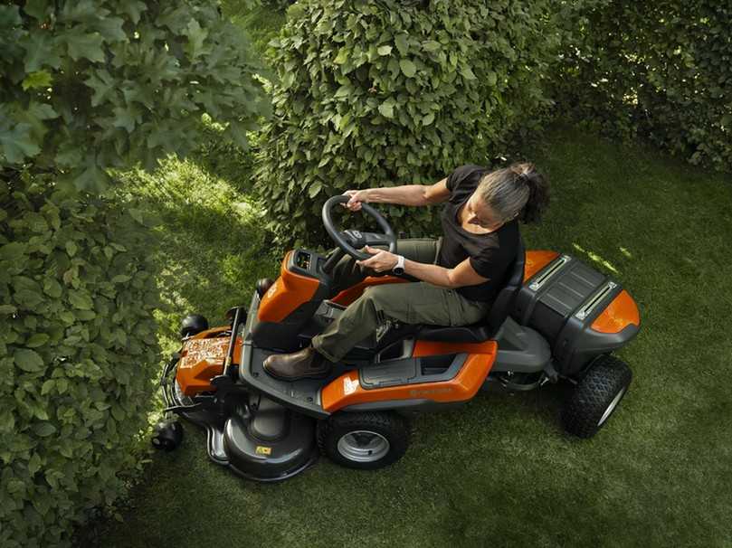Der Rider wird mit kompatiblen Werkzeugen wie Kehrbesen und Schneeräumschild sowie Heckanbaugeräten wie Anhänger und Schotterharke verkauft. | Foto: Husqvarna Der Rider wird mit kompatiblen Werkzeugen wie Kehrbesen und Schneeräumschild sowie Heckanbaugeräten wie Anhänger und Schotterharke verkauft. | Foto: Husqvarna