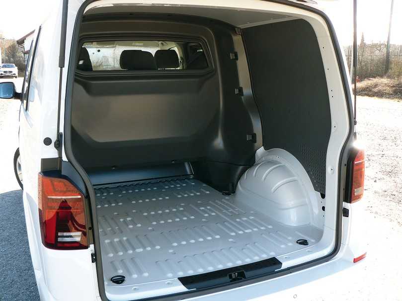 Frachtabteil vor der Beladung: je nach Verteilung ist Platz für eine bis zwei Paletten. Es empfiehlt sich ein Bodenbelag. | Foto: Volkswagen Frachtabteil vor der Beladung: je nach Verteilung ist Platz für eine bis zwei Paletten. Es empfiehlt sich ein Bodenbelag. | Foto: Volkswagen