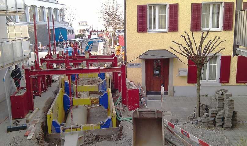 Einbau in Flüssigboden, der das Rohr nahtlos umschließt. Nach der eigenständigen Verfestigung gibt es kein Nachsacken des Bodens; spätere Straßeneinbrüche sind ausgeschlossen. Dank der schmalen Grabenbreite ist der Tiefbau mit Flüssigboden selbst in den engsten Straßenabschnitten möglich. | Foto: RAL Gütegemeinschaft Flüssigboden e.V. Einbau in Flüssigboden, der das Rohr nahtlos umschließt. Nach der eigenständigen Verfestigung gibt es kein Nachsacken des Bodens; spätere Straßeneinbrüche sind ausgeschlossen. Dank der schmalen Grabenbreite ist der Tiefbau mit Flüssigboden selbst in den engsten Straßenabschnitten möglich. | Foto: RAL Gütegemeinschaft Flüssigboden e.V.