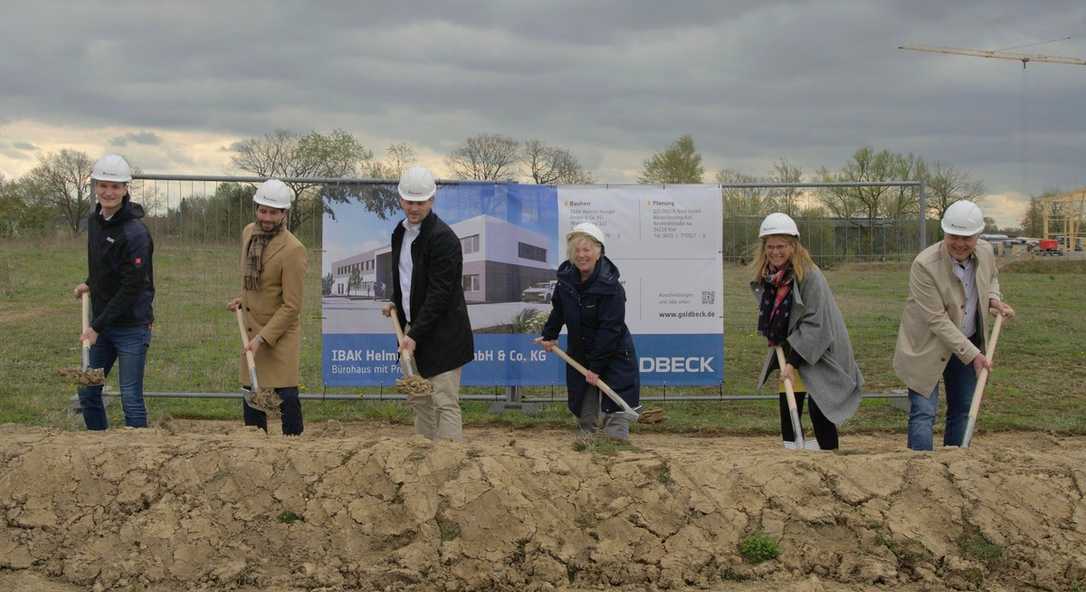 IBAK baut neue Niederlassung: Erster Spatenstich in Schönkirchen IBAK baut neue Niederlassung: Erster Spatenstich in Schönkirchen
