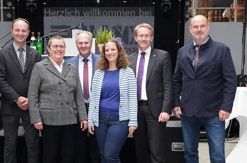Die dritte und vierte Unternehmensgeneration hat die Weichen für die Zukunft gestellt: Martin Paasch, Dörte Paasch, Benno Paasch, Katrin Paasch, Ministerpräsident Daniel Günther und Geschäftsführer Jan Westphalen. | Foto: Paasch Die dritte und vierte Unternehmensgeneration hat die Weichen für die Zukunft gestellt: Martin Paasch, Dörte Paasch, Benno Paasch, Katrin Paasch, Ministerpräsident Daniel Günther und Geschäftsführer Jan Westphalen. | Foto: Paasch