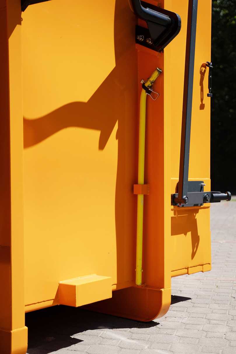 Die gelblackierte Hebelstange wird für den Transport in die Halterung am Container gesteckt und fixiert. | Foto: Ellermann Containersysteme Die gelblackierte Hebelstange wird für den Transport in die Halterung am Container gesteckt und fixiert. | Foto: Ellermann Containersysteme