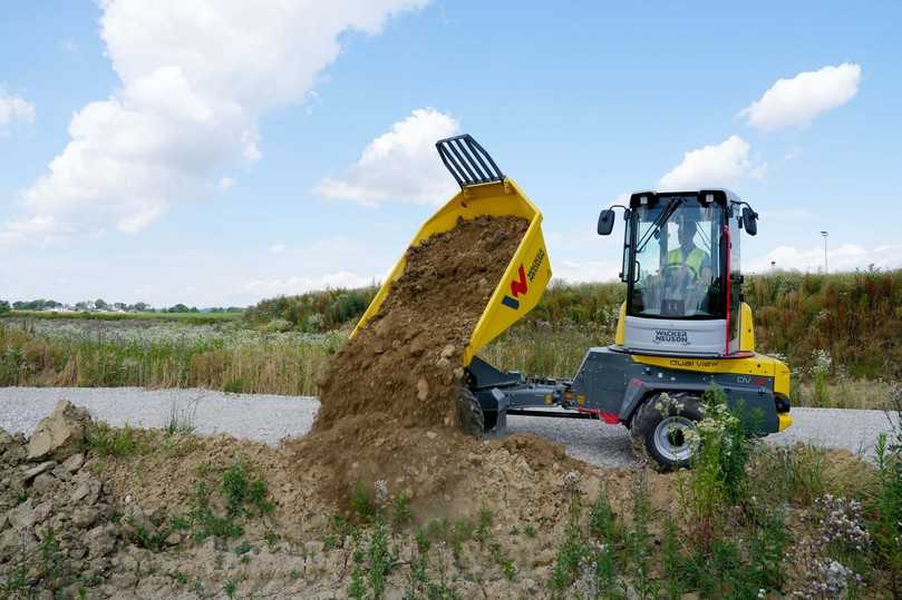 Beim neuen Dumper-Modell DV45 lässt sich die Kabine per Knopfdruck am Joystick elektrohydraulisch drehen - praktischerweise nicht nur um 180 Grad nach hinten, sondern auch zur Seite. | Foto: Wacker Neuson Beim neuen Dumper-Modell DV45 lässt sich die Kabine per Knopfdruck am Joystick elektrohydraulisch drehen - praktischerweise nicht nur um 180 Grad nach hinten, sondern auch zur Seite. | Foto: Wacker Neuson