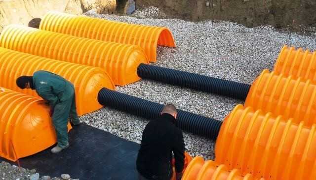 Stormtech-Rigolentunnel bestehen aus gewölbeförmigen Versickerungskörpern. Ein bis zwei Arbeitskräfte reichen aus, um die StormTech-Tunnel ohne Hilfsmittel zu bewegen. Verbindungsleitungen sind einfach zu montieren. | Foto: Birco Stormtech-Rigolentunnel bestehen aus gewölbeförmigen Versickerungskörpern. Ein bis zwei Arbeitskräfte reichen aus, um die StormTech-Tunnel ohne Hilfsmittel zu bewegen. Verbindungsleitungen sind einfach zu montieren. | Foto: Birco