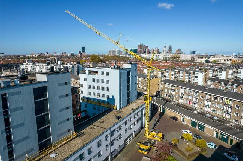 Der wendige Liebherr MK73-3.1 punktet mit hohen Reichweiten und einer 6 Tonnen starken Maximal-Traglast in dicht bebauten Innenstädten (hier in Voorburg) | Foto: Liebherr Der wendige Liebherr MK73-3.1 punktet mit hohen Reichweiten und einer 6 Tonnen starken Maximal-Traglast in dicht bebauten Innenstädten (hier in Voorburg) | Foto: Liebherr