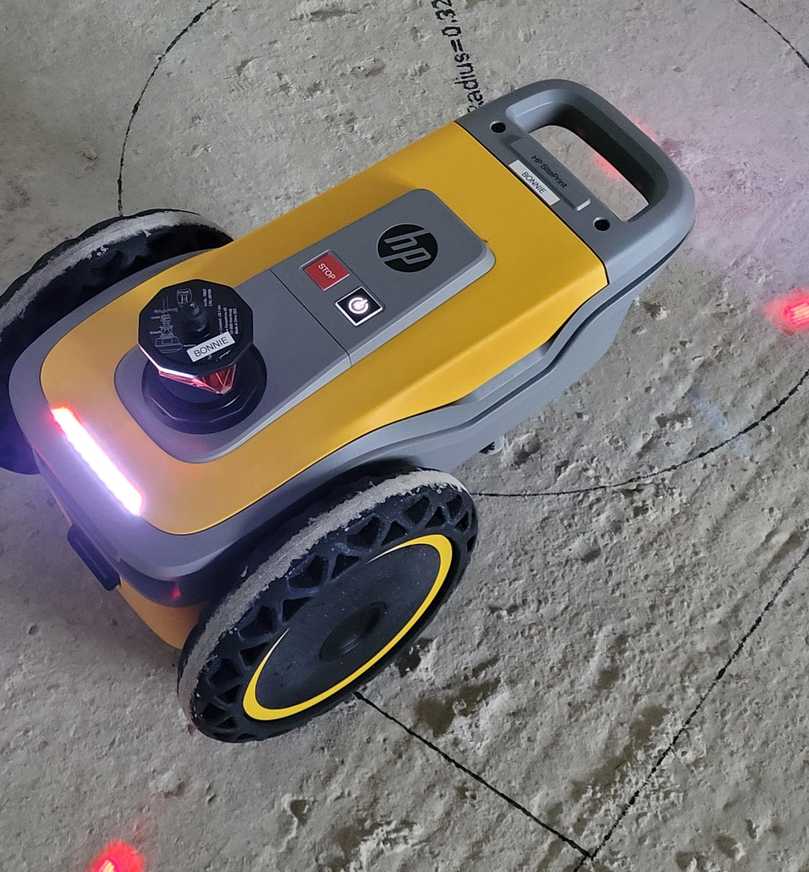 Durchgehende und unterbrochene Linien, Radien, Beschriftungen: Der Markierungsroboter kann auf porösen Betonböden genauso drucken wie auf glattem Epoxyboden. | Foto: B_I/bb Durchgehende und unterbrochene Linien, Radien, Beschriftungen: Der Markierungsroboter kann auf porösen Betonböden genauso drucken wie auf glattem Epoxyboden. | Foto: B_I/bb