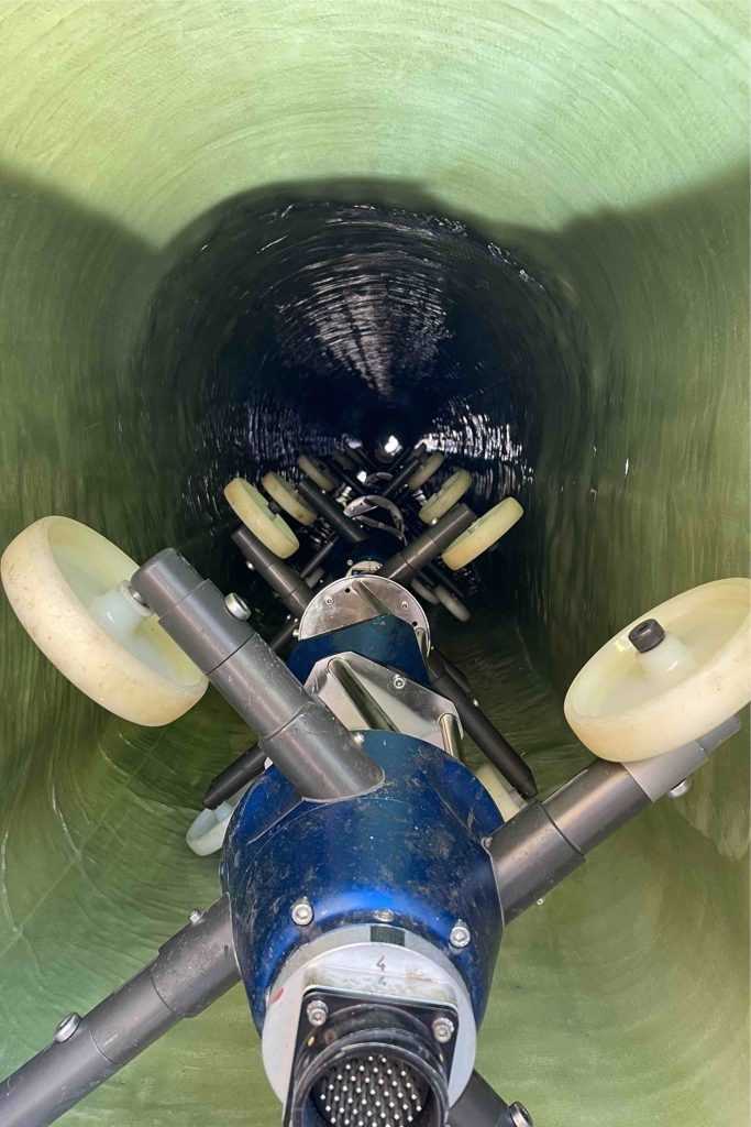 Beim Zurückziehen der Lichterkette durch die Haltung wird das noch weiche GFK-Material mit dem UV-Licht bestrahlt, wobei es komplett aushärtet. | Foto: Geiger Kanaltechnik Beim Zurückziehen der Lichterkette durch die Haltung wird das noch weiche GFK-Material mit dem UV-Licht bestrahlt, wobei es komplett aushärtet. | Foto: Geiger Kanaltechnik