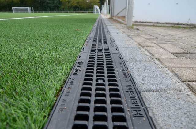 Die am Spielfeldrand entstehende Filterfläche summiert sich auf dem Sportplatz in Bühl auf über 20 Quadratmeter. Dadurch können große Feststoffmengen aufgenommen und zurückgehalten werden. Die am Spielfeldrand entstehende Filterfläche summiert sich auf dem Sportplatz in Bühl auf über 20 Quadratmeter. Dadurch können große Feststoffmengen aufgenommen und zurückgehalten werden.