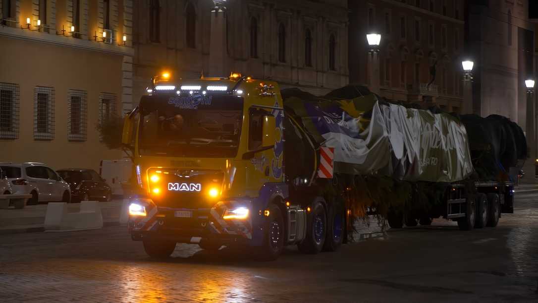 MAN-TGS-Sattelzug bringt Weihnachtsbaum zum Papst nach Rom MAN-TGS-Sattelzug bringt Weihnachtsbaum zum Papst nach Rom