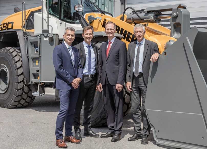 Die vier Geschäftsführer des Liebherr-Werks Bischofshofen: (v.l.n.r.) Peter Schachinger, Martin Gschwend, Manfred Santner und Herbert Pfab. | Foto: Liebherr Die vier Geschäftsführer des Liebherr-Werks Bischofshofen: (v.l.n.r.) Peter Schachinger, Martin Gschwend, Manfred Santner und Herbert Pfab. | Foto: Liebherr