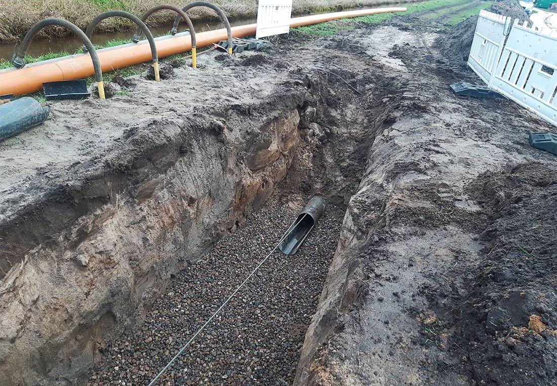 Vorbereitend für das Berstlining-Verfahren wurden Maschinen- und Rohreinzugs-Gruben realisiert. | Foto: Sanierungstechnik Dommel GmbH