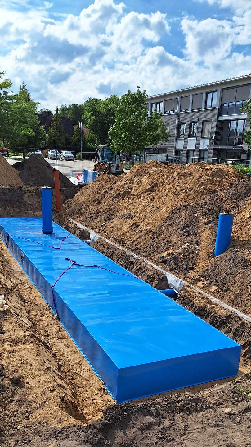 In der Wedemark werden zwei gleich große Zisternen miteinander verbunden, um auf ein Speichervolumen von 40 m3 zu kommen. Im Bild an der rechten Längsseite der Box zu sehen ist das Anschlussrohr für die zweite, bereits mit Erde bedeckte KS-Bluebox. | Foto: Funke Kunststoffe GmbH In der Wedemark werden zwei gleich große Zisternen miteinander verbunden, um auf ein Speichervolumen von 40 m3 zu kommen. Im Bild an der rechten Längsseite der Box zu sehen ist das Anschlussrohr für die zweite, bereits mit Erde bedeckte KS-Bluebox. | Foto: Funke Kunststoffe GmbH
