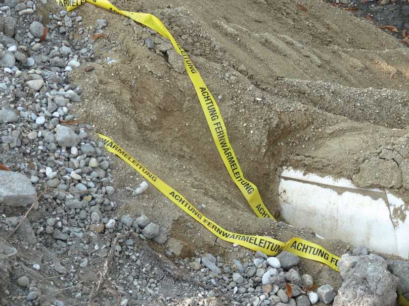 Hohe Kosten verursacht der Einbau der Leitungen. Der Bodenaushub muss teuer entsorgt, die Fernwärmeleitung für viel Geld in Sand und Kies eingebettet werden – Folgeschäden wie die Ringspaltbildung sind dabei nicht ausgeschlossen. | Foto: Andreas Bechert Hohe Kosten verursacht der Einbau der Leitungen. Der Bodenaushub muss teuer entsorgt, die Fernwärmeleitung für viel Geld in Sand und Kies eingebettet werden – Folgeschäden wie die Ringspaltbildung sind dabei nicht ausgeschlossen. | Foto: Andreas Bechert