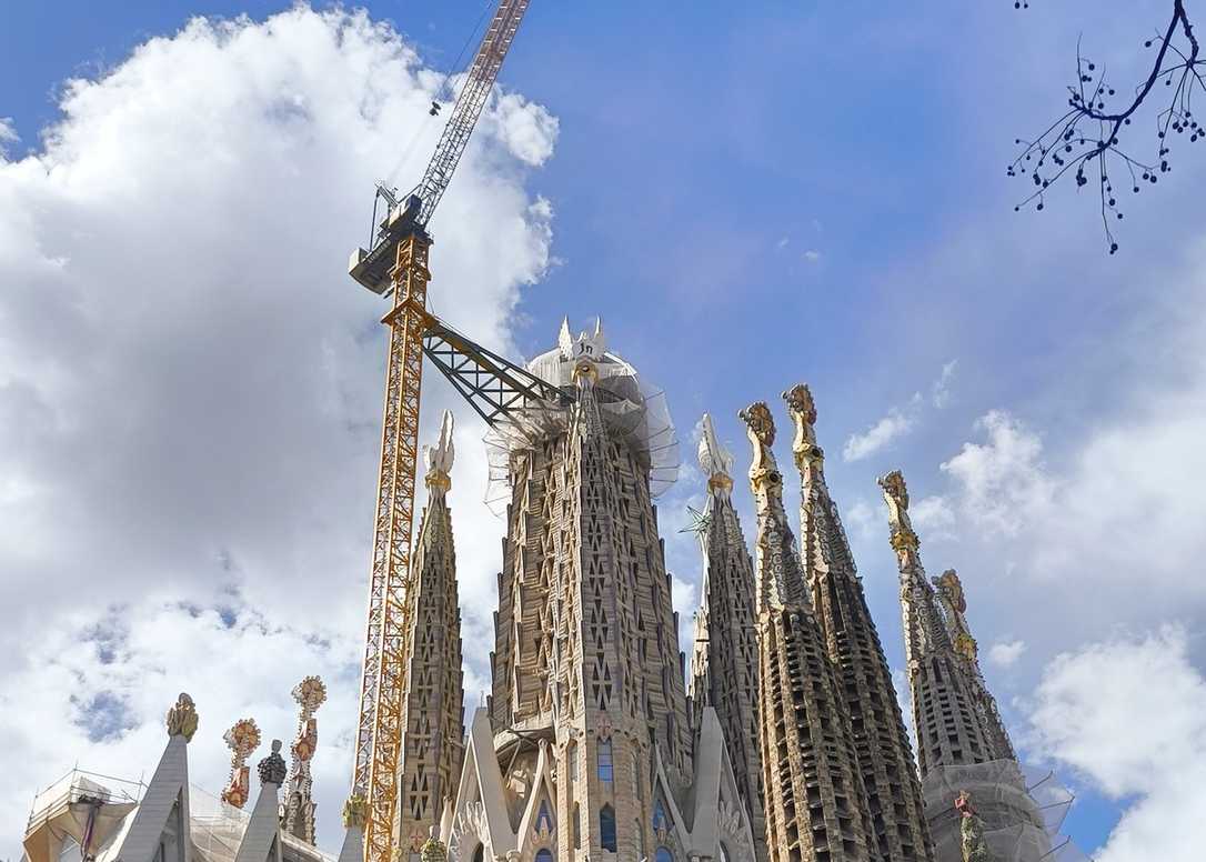 Barcelonas Sagrada Familia: Liebherr-Krane helfen bei der finalen Bauphase Barcelonas Sagrada Familia: Liebherr-Krane helfen bei der finalen Bauphase