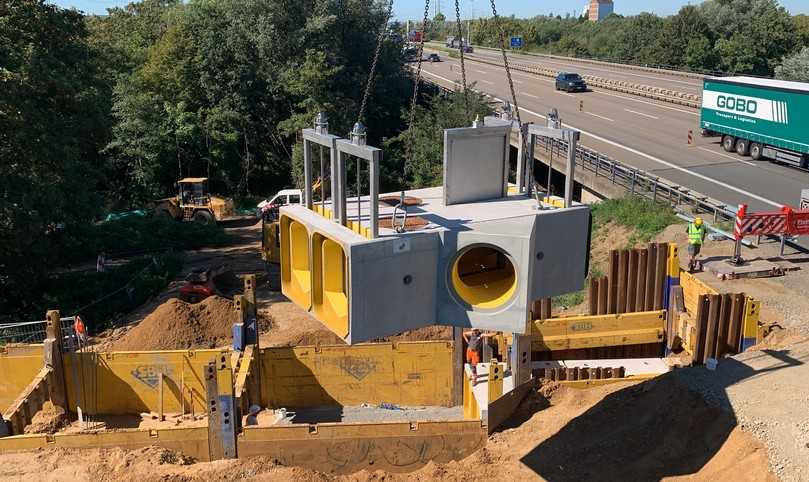 Das 32 Tonnen schwere Schieberbauwerk während des Einbaus… | Foto: WVER Das 32 Tonnen schwere Schieberbauwerk während des Einbaus… | Foto: WVER