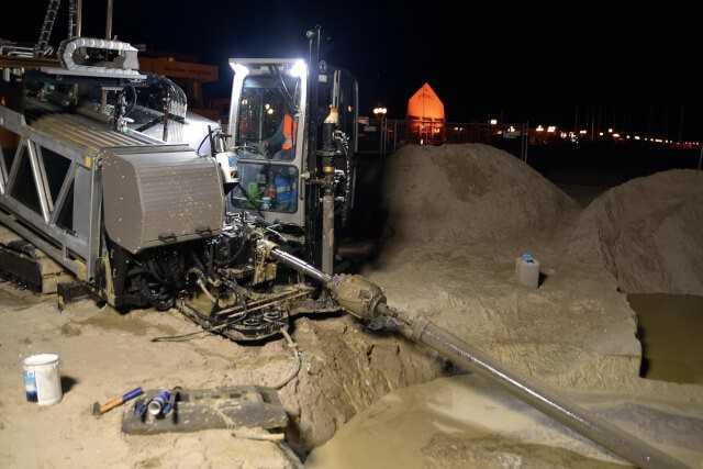 Geschafft: Ankunft des Backreamers mit dem angehängten neuen Rohrstrang, der nun das Wasser der neuen Meerwasserentnahmestelle in die Grömitzer Welle transportiert. | Fotos: Tracto-Technik Geschafft: Ankunft des Backreamers mit dem angehängten neuen Rohrstrang, der nun das Wasser der neuen Meerwasserentnahmestelle in die Grömitzer Welle transportiert. | Fotos: Tracto-Technik