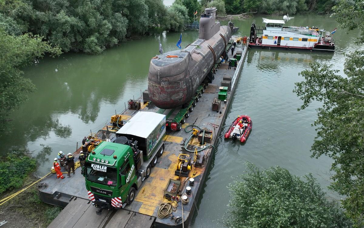 Spektakulärer U-Boot-Schwertransport: Die ersten Etappen erfolgten auf dem Wasserweg auf einem Spezialponton. | Foto: Auto - Technik - Museum e.V. Spektakulärer U-Boot-Schwertransport: Die ersten Etappen erfolgten auf dem Wasserweg auf einem Spezialponton. | Foto: Auto - Technik - Museum e.V.