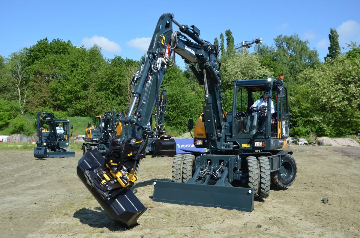 Mit der Vierradlenkung ist der Hyundai HW100A enorm wendig: Der Wendekreis schrumpft um mehr als zwei Meter auf knapp 3,70 Meter. Die Maschine dreht sich also fast auf der Stelle. | Foto: HD Hyundai