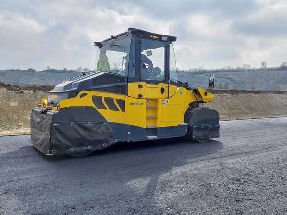Bomag BW 18 RH: Neue 18-t-Gummiradwalze für Asphaltverdichtung ohne AdBlue