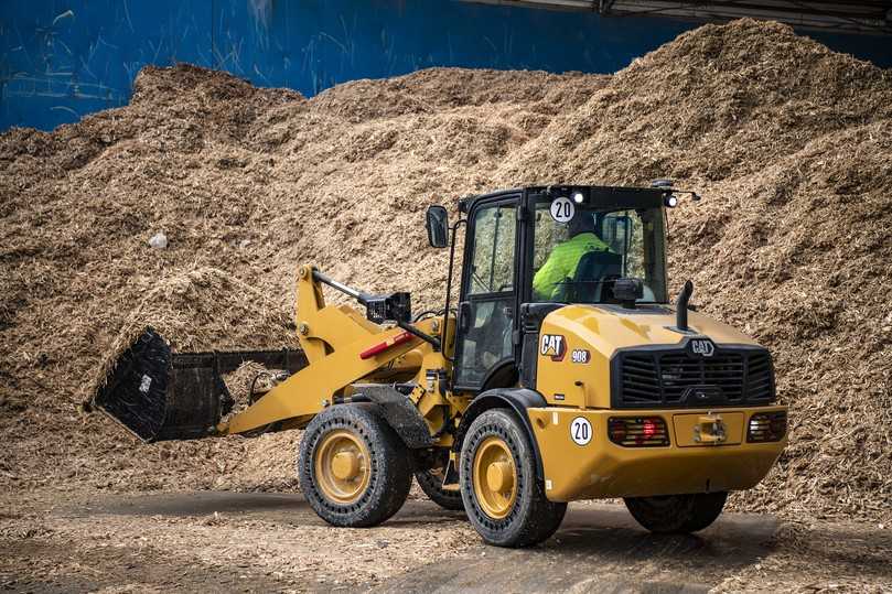 Optional ausgestattet mit Umkehrlüfter, Vollgummireifen und High-Lift-Hubgerüst eignet sich der Cat 908 ideal für Landwirtschaft, Industrie und Recycling. | Foto: Zeppelin/Caterpillar Optional ausgestattet mit Umkehrlüfter, Vollgummireifen und High-Lift-Hubgerüst eignet sich der Cat 908 ideal für Landwirtschaft, Industrie und Recycling. | Foto: Zeppelin/Caterpillar