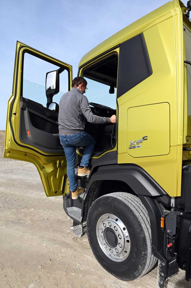 Nachteil der hohen Bauart: In die XFC-Kabine muss der Fahrer über vier Stufen 1,56 m hochklettern. | Foto: QUATEX Nachteil der hohen Bauart: In die XFC-Kabine muss der Fahrer über vier Stufen 1,56 m hochklettern. | Foto: QUATEX