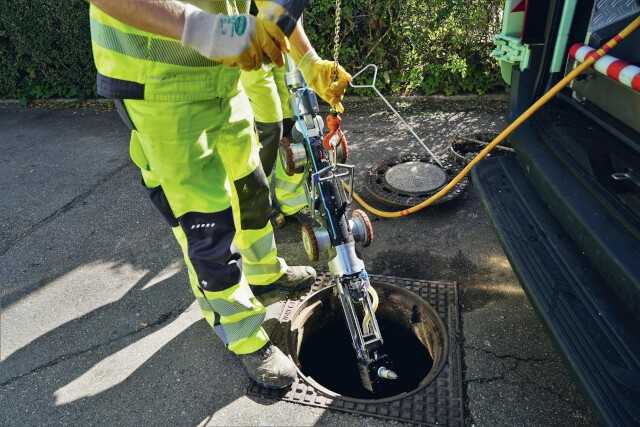Abb. 4: Der elektrisch angetriebene MicroGator erfüllt die hohen Qualitätsansprüche von Kuchler mit niedrigen Betriebskosten bei einem hohen Wirkungsgrad und seiner geringen Geräuschemission sowie seiner Umweltverträglichkeit. Abb. 4: Der elektrisch angetriebene MicroGator erfüllt die hohen Qualitätsansprüche von Kuchler mit niedrigen Betriebskosten bei einem hohen Wirkungsgrad und seiner geringen Geräuschemission sowie seiner Umweltverträglichkeit.