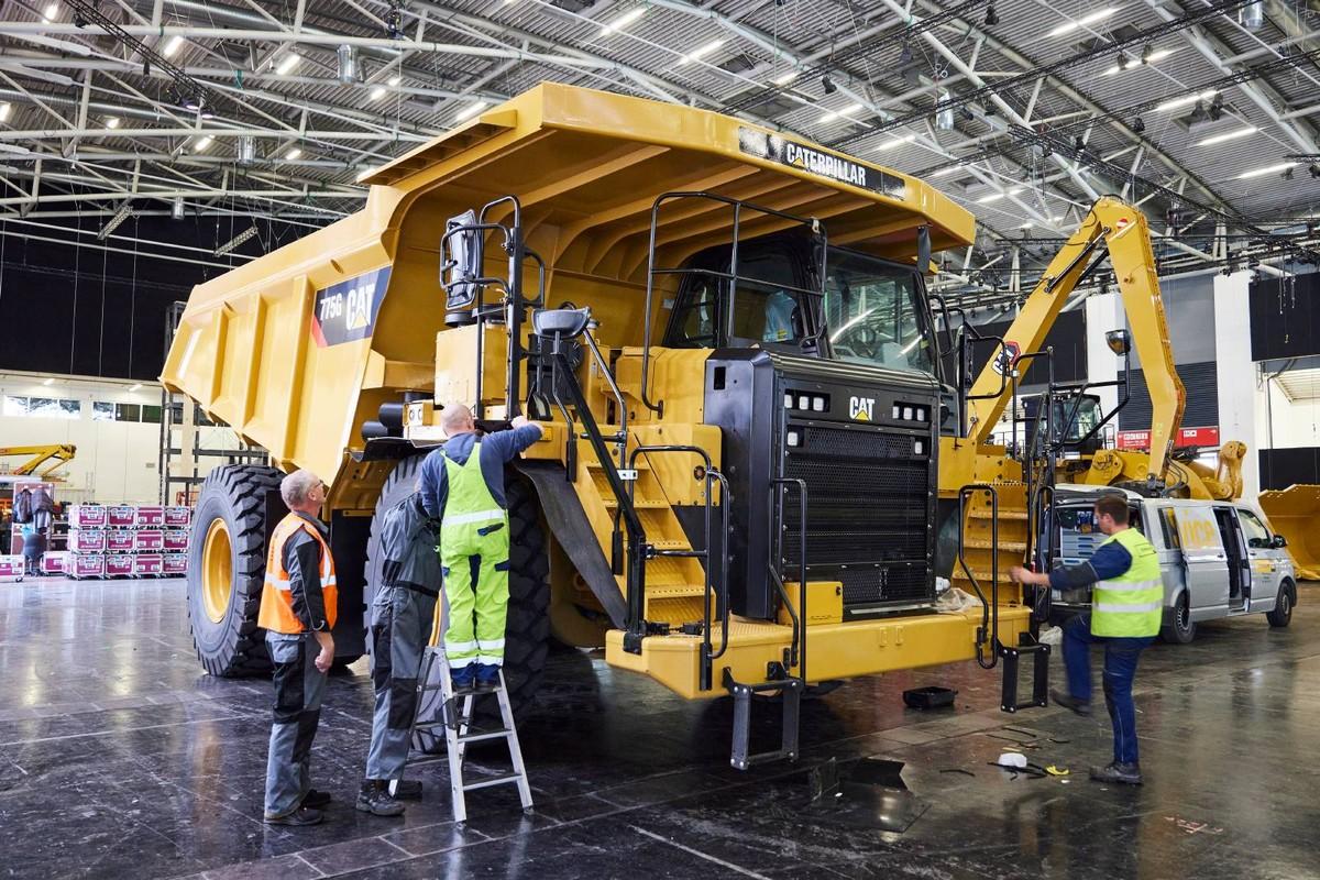 Auch bei Zeppelin ist das Setup-Team fleißig. Der Muldenkipper 775G von Caterpillar steht schon. | Foto: Messe München