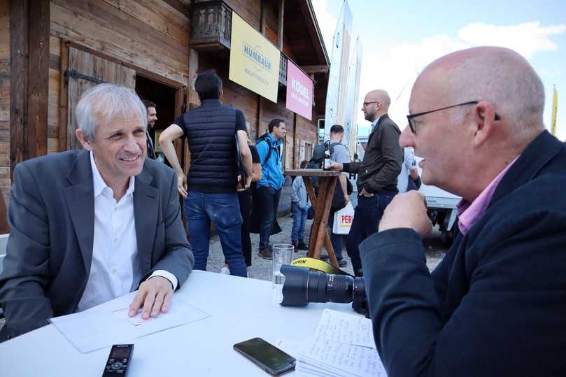Mit Kögel-CEO Christian Renners (l.) sprach Frank Hausmann, Chefredakteur der B_I Baufahrzeuge (r.) auf der Bauma 2022 in München. | Foto: Quatex Mit Kögel-CEO Christian Renners (l.) sprach Frank Hausmann, Chefredakteur der B_I Baufahrzeuge (r.) auf der Bauma 2022 in München. | Foto: Quatex