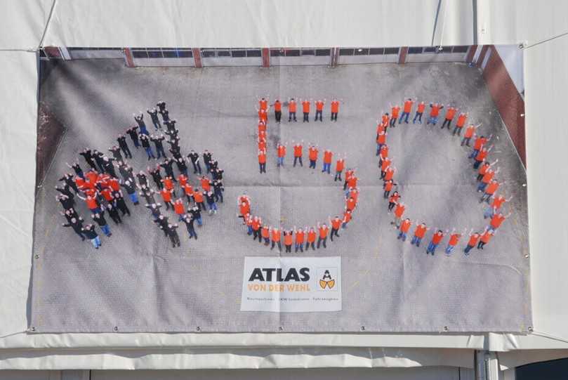 Zum 50. Jubiläum zeigt Atlas von der Wehl Flagge auf der Nordbau. | Fotos: Stahn Zum 50. Jubiläum zeigt Atlas von der Wehl Flagge auf der Nordbau. | Fotos: Stahn