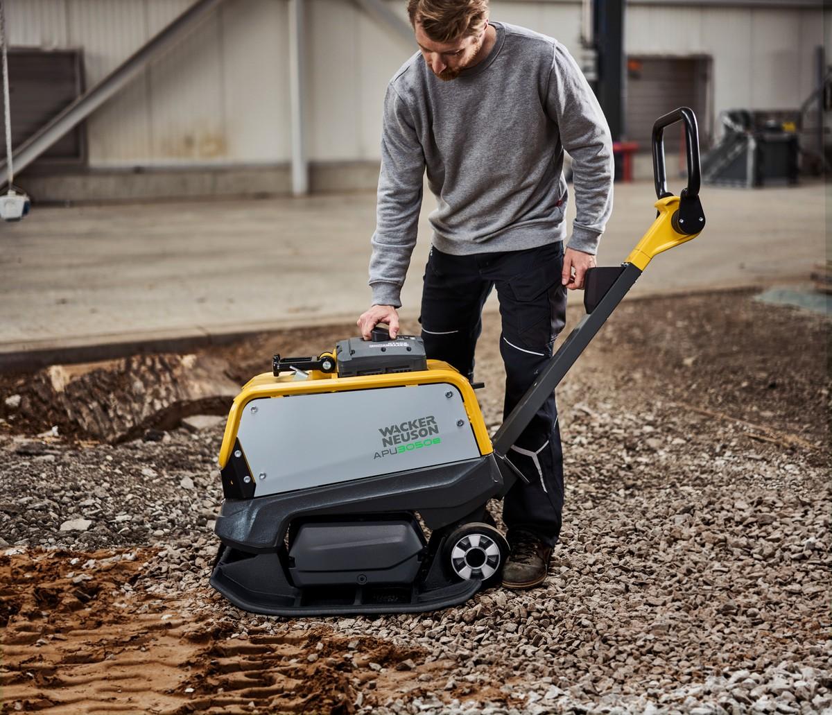 Eine Neuheit ist die erste reversierbare Akkuplatte mit Direktantrieb: APU3050e. | Foto: Wacker Neuson Eine Neuheit ist die erste reversierbare Akkuplatte mit Direktantrieb: APU3050e. | Foto: Wacker Neuson