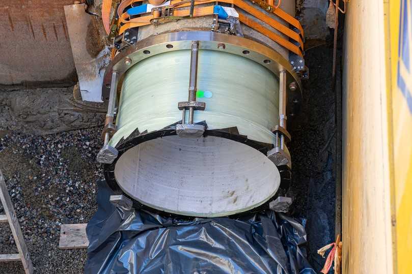 Durch die Verklebung des hier vorbereiteten Codure-Flansches mit dem Liner während der Härtung entsteht ein System „aus einem Guss“. | Foto: D&S Rohrsanierung Durch die Verklebung des hier vorbereiteten Codure-Flansches mit dem Liner während der Härtung entsteht ein System „aus einem Guss“. | Foto: D&S Rohrsanierung