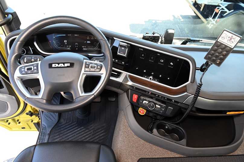 Modernes Cockpit mit digitalen Instrumenten, Multimedia-Display und verstellbarem Multifunktionslenkrad im DAF XDC. | Foto: QUATEX Modernes Cockpit mit digitalen Instrumenten, Multimedia-Display und verstellbarem Multifunktionslenkrad im DAF XDC. | Foto: QUATEX