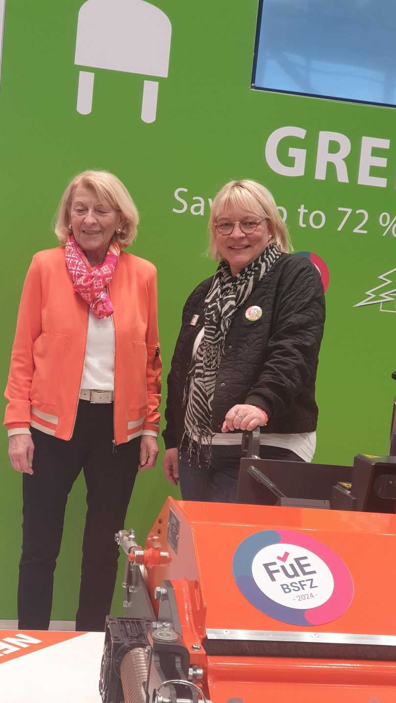 Ursula Behrens und Sonja Koopmann feiern das 85-jährige bema Jubiläum auf der bauma. | Foto: B_I MEDIEN/bh Ursula Behrens und Sonja Koopmann feiern das 85-jährige bema Jubiläum auf der bauma. | Foto: B_I MEDIEN/bh