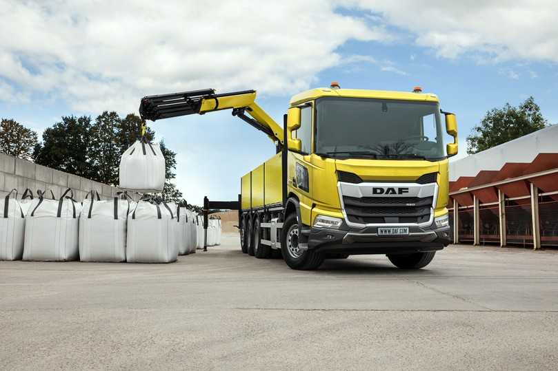 Der DAF XD Extra-Robust als Straßenvierachser mit Baustoffkran kommt mit einer angetriebenen Achse aus. | Foto: DAF Trucks Der DAF XD Extra-Robust als Straßenvierachser mit Baustoffkran kommt mit einer angetriebenen Achse aus. | Foto: DAF Trucks