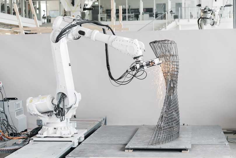 Mesh, die innovative robotergestützte Technologie, stellt komplexe oder gekrümmte Bewehrungskörbe automatisiert her. | Foto: Mesh AG Mesh, die innovative robotergestützte Technologie, stellt komplexe oder gekrümmte Bewehrungskörbe automatisiert her. | Foto: Mesh AG