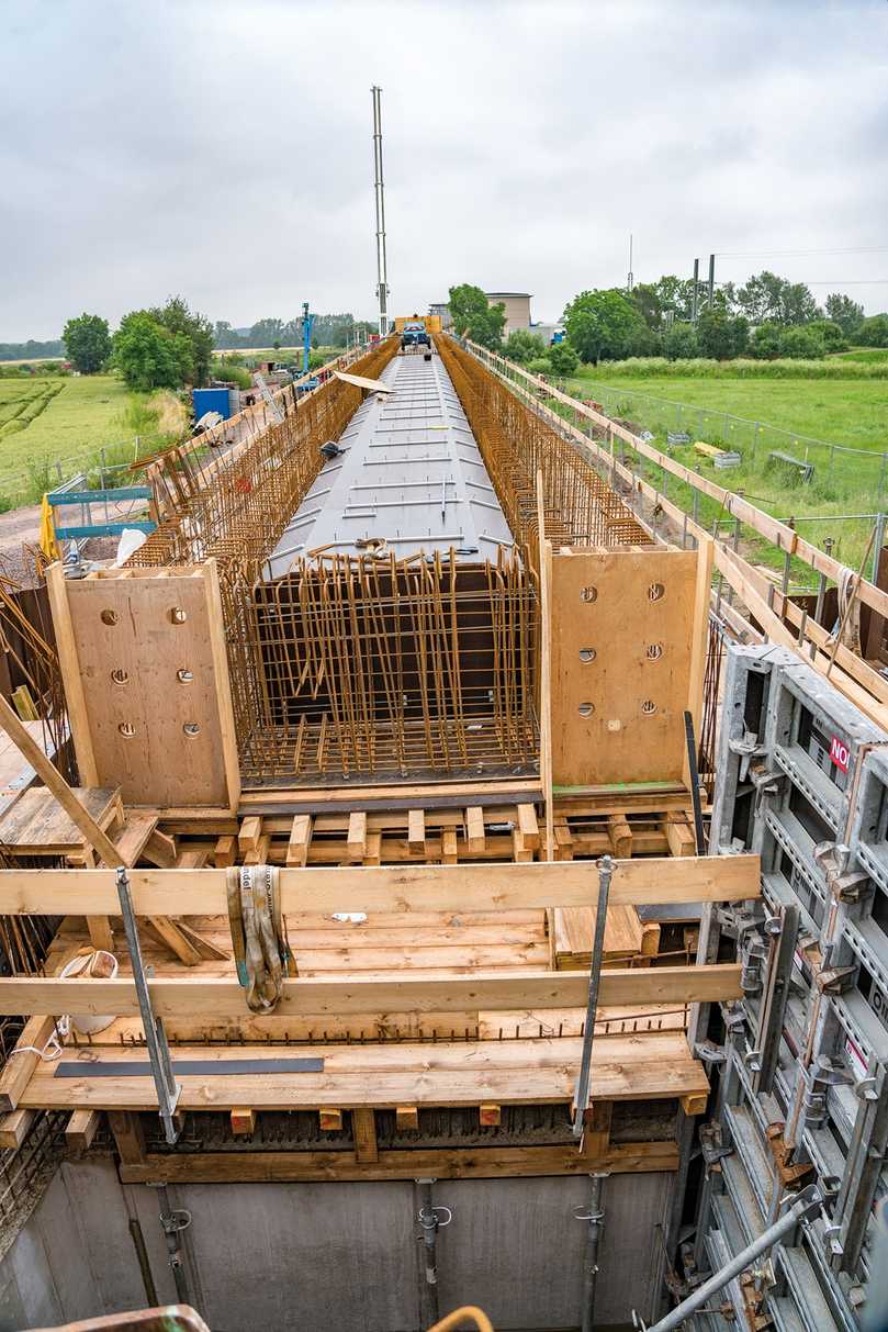 Der Brückenüberbau mit seiner ca. 5 m breiten Fahrbahnplatte wurde mithilfe von insgesamt 800 individuell angefertigten Formlehren und der NOE Alu L hergestellt. | Foto: NOE Schaltechnik Der Brückenüberbau mit seiner ca. 5 m breiten Fahrbahnplatte wurde mithilfe von insgesamt 800 individuell angefertigten Formlehren und der NOE Alu L hergestellt. | Foto: NOE Schaltechnik