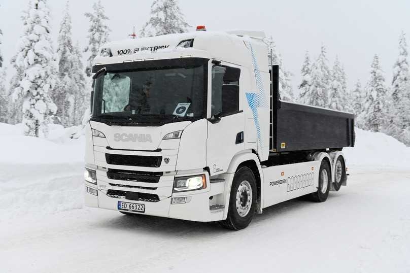 Der elektrische Scania BEV 25 P mit Hakenlift und Abrollcontainer ist für die innerstätische Entsorgung wie gemacht. | Foto: Quatex Der elektrische Scania BEV 25 P mit Hakenlift und Abrollcontainer ist für die innerstätische Entsorgung wie gemacht. | Foto: Quatex