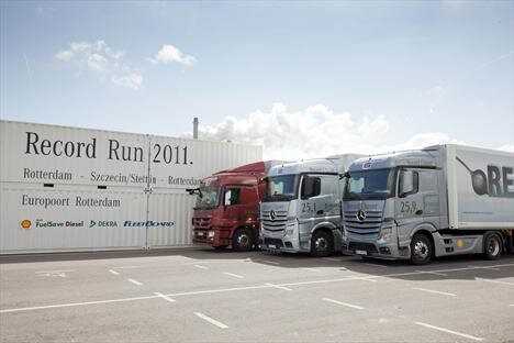 Die Neuinvestition kann sich lohnen: der neue Actros unterbietet sowohl in Euro 5- als auch in Euro 6-Ausführung das Vorgängermodell (Euro 5). Die Neuinvestition kann sich lohnen: der neue Actros unterbietet sowohl in Euro 5- als auch in Euro 6-Ausführung das Vorgängermodell (Euro 5).