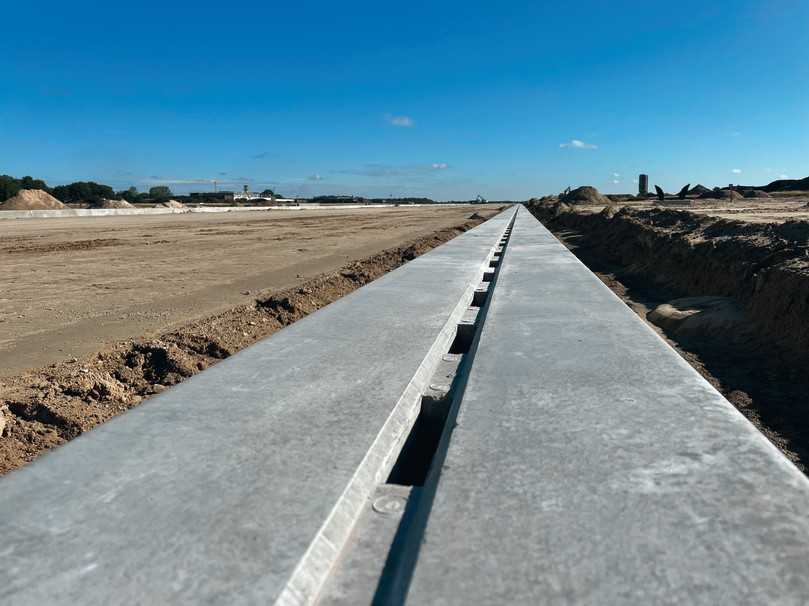 Da die Rinnen nicht in Ortbeton versetzt sind, können diese auch – solange diese noch nicht komplett verbaut sind – problemlos getauscht werden. | Foto: Hans Rinninger u. Sohn GmbH u. Co. KG Da die Rinnen nicht in Ortbeton versetzt sind, können diese auch – solange diese noch nicht komplett verbaut sind – problemlos getauscht werden. | Foto: Hans Rinninger u. Sohn GmbH u. Co. KG