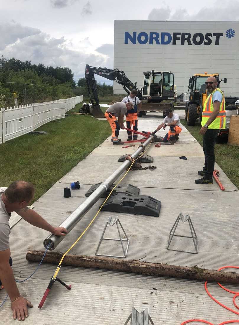 Damit die exakte Einhaltung der Trasse ständig kontrolliert werden konnte, war ein Wire-Line-Verfahren für die Ortung vorgegeben. Hier wird das mitzunehmende Steuerkabel durch ein Bohrgestänge gezogen. | Foto: Tracto-Technik Damit die exakte Einhaltung der Trasse ständig kontrolliert werden konnte, war ein Wire-Line-Verfahren für die Ortung vorgegeben. Hier wird das mitzunehmende Steuerkabel durch ein Bohrgestänge gezogen. | Foto: Tracto-Technik
