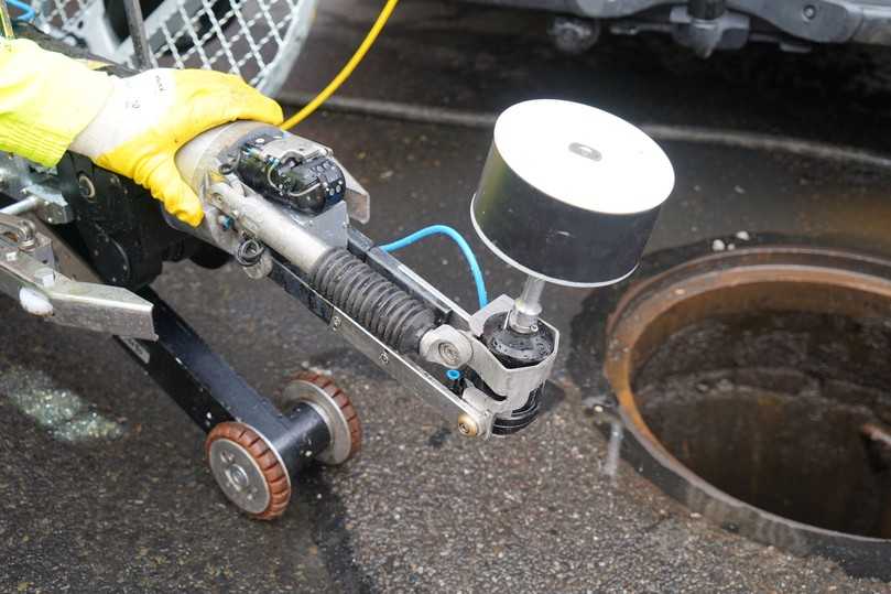 Am Arbeitsarm des Roboters ist ein Druckluft-Schlagschrauber adaptiert, der eine ferngesteuerte Montage und Demontage des Verschlussstopfens ermöglicht. | Foto: IBAK Am Arbeitsarm des Roboters ist ein Druckluft-Schlagschrauber adaptiert, der eine ferngesteuerte Montage und Demontage des Verschlussstopfens ermöglicht. | Foto: IBAK