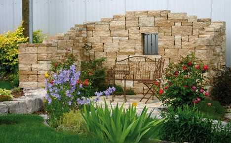 Alternative Wechselschichtmauer: Diese Mauer als Sitzschutz im Garten wurde mit vorgefertigten Steinen gebaut, die einfach geklebt werden – das reduziert die Kosten! Alternative Wechselschichtmauer: Diese Mauer als Sitzschutz im Garten wurde mit vorgefertigten Steinen gebaut, die einfach geklebt werden – das reduziert die Kosten!