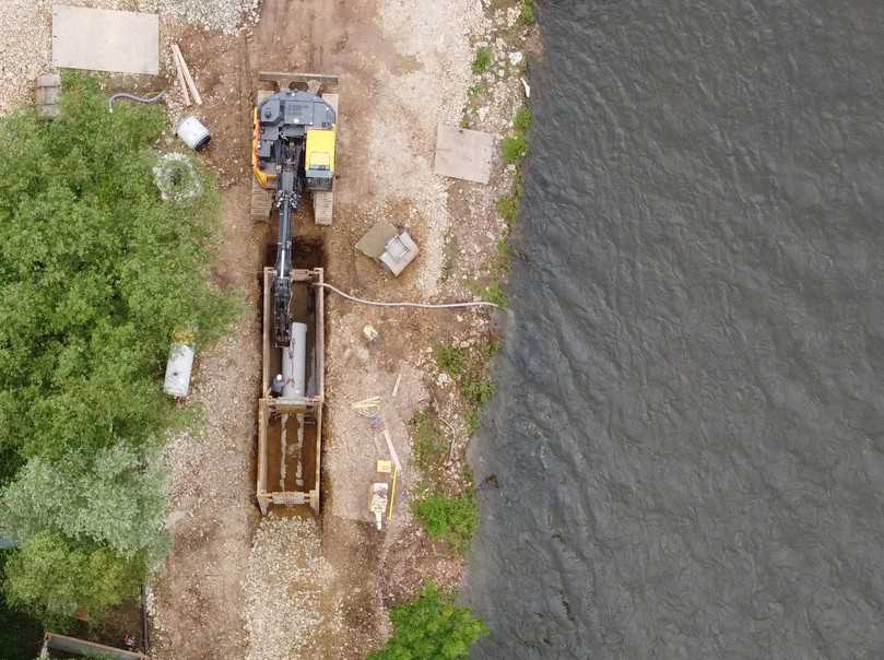 Das Fußrohr erleichtert mit seiner breiten Auflage auf der Grabensohle und dem Entfall der Zwickelverdichtung die Rohrverlegung. | Foto: B_I/zu Eulenburg Das Fußrohr erleichtert mit seiner breiten Auflage auf der Grabensohle und dem Entfall der Zwickelverdichtung die Rohrverlegung. | Foto: B_I/zu Eulenburg