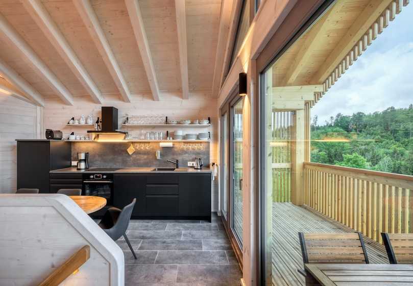 Naturnahe Gestaltung trifft Handwerkskunst: Als Baustoffe wurden u.a. Holz und Estrichziegel aus Ton gewählt. | Foto: Nikolay Kazakov Naturnahe Gestaltung trifft Handwerkskunst: Als Baustoffe wurden u.a. Holz und Estrichziegel aus Ton gewählt. | Foto: Nikolay Kazakov