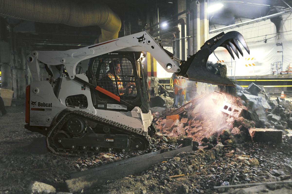 Die Greiferschaufel beseitigt Schrott, Abfälle, Schnittgut und andere Materialien. | Foto: Bobcat Die Greiferschaufel beseitigt Schrott, Abfälle, Schnittgut und andere Materialien. | Foto: Bobcat
