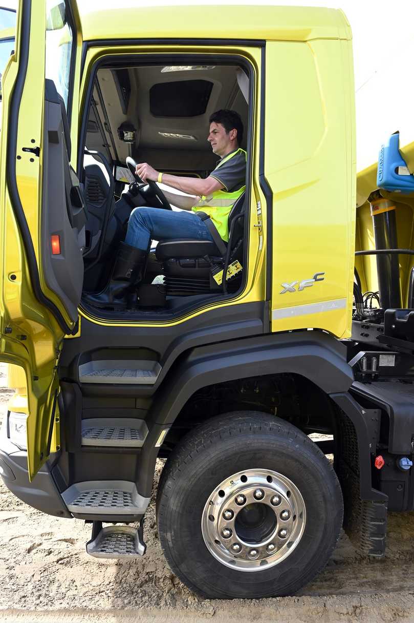 Den Einstieg in die XFC-Kabine erleichtert eine klappbare untere Stufe. | Foto: QUATEX Den Einstieg in die XFC-Kabine erleichtert eine klappbare untere Stufe. | Foto: QUATEX