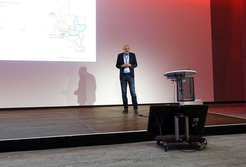 Das Düsseldorfer Modell: Roland Baum, Stadtentwässerungsbetrieb Düsseldorf, präsentierte in seinem Vortrag die in Düsseldorf praktizierte Fugensanierung von Mauerwerkskanälen. | Foto: TAH Das Düsseldorfer Modell: Roland Baum, Stadtentwässerungsbetrieb Düsseldorf, präsentierte in seinem Vortrag die in Düsseldorf praktizierte Fugensanierung von Mauerwerkskanälen. | Foto: TAH